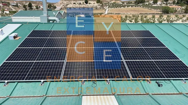 Instalación de sistema fotovoltaico en industria de Castillejar (Granada).