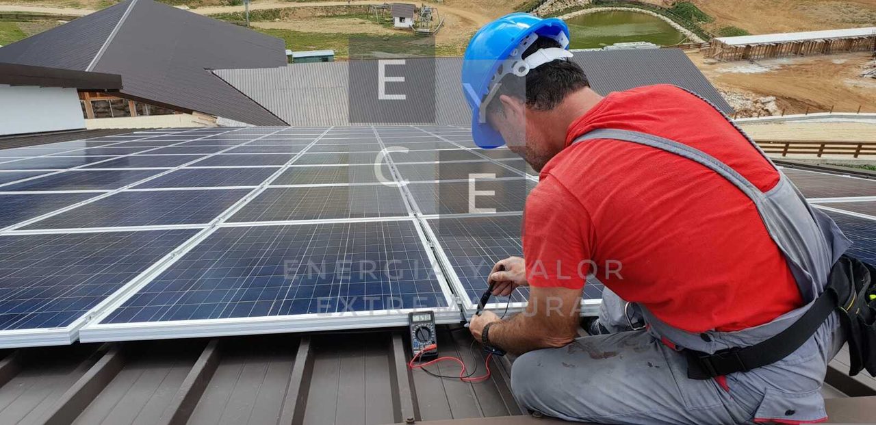 Cómo instalar placas solares paso a paso – Guía completa y precio real - feat instalador placas solares