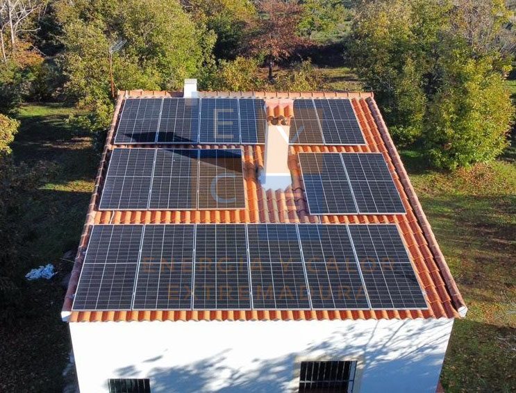 Instalación de sistema fotovoltaico aislado con baterías en Valencia de Alcántara - feat valencia alcantara3 1