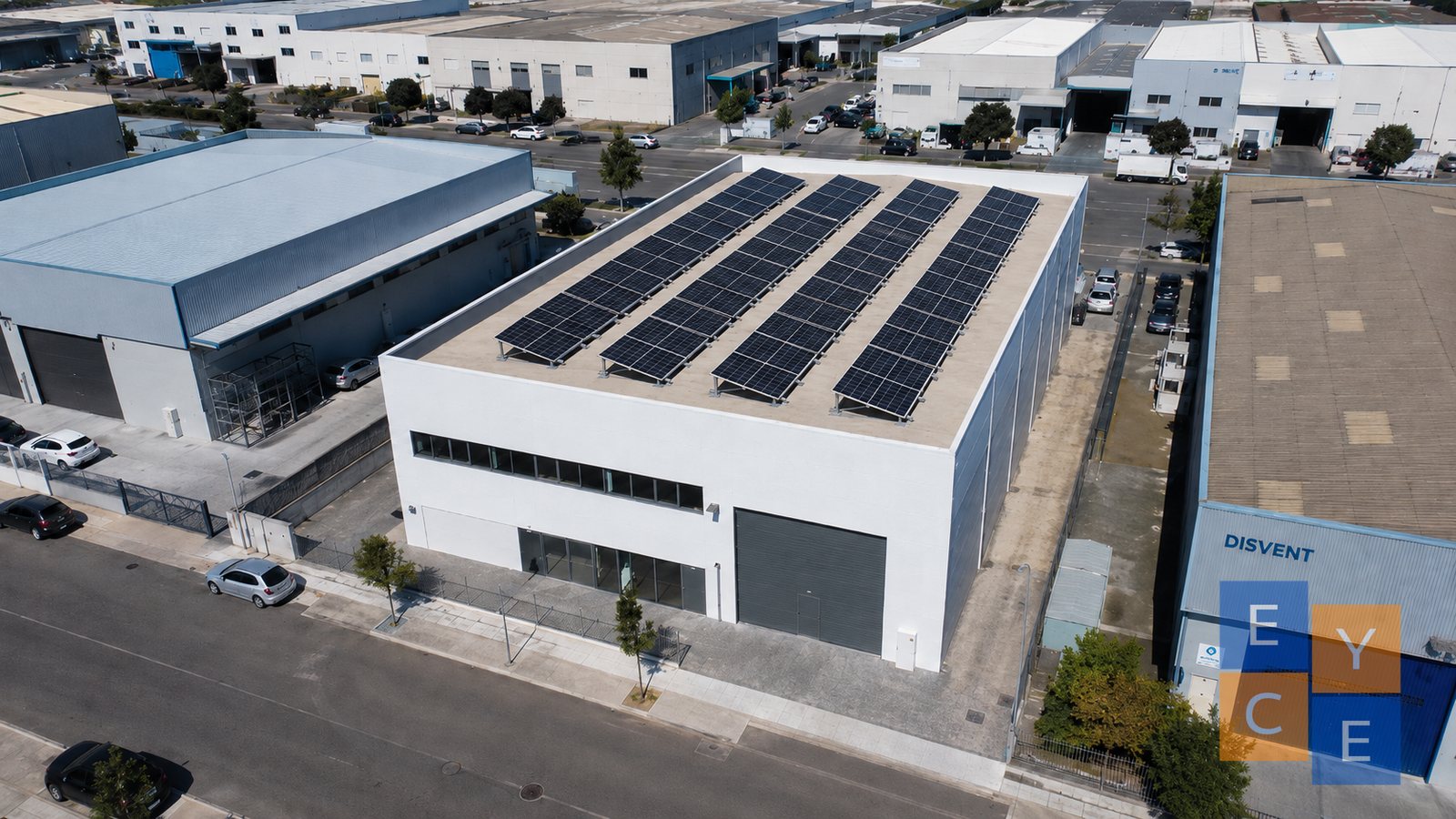Instalación de sistema fotovoltaico en industria de Alcalá de Guadaira.