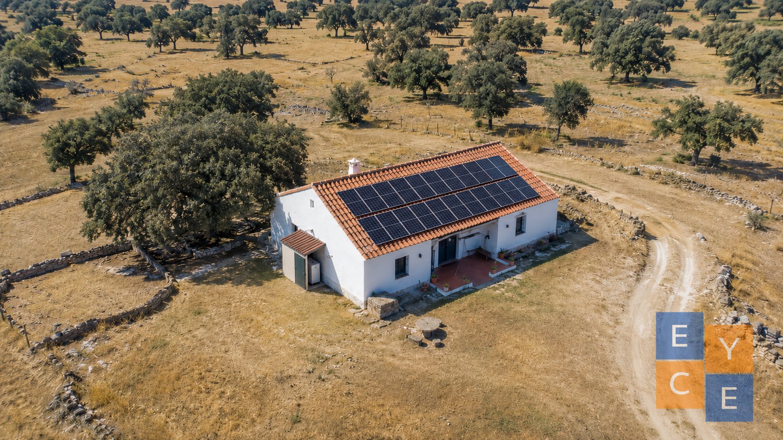 Instalación de sistema fotovoltaico aislado con baterías en Valencia de Alcántara