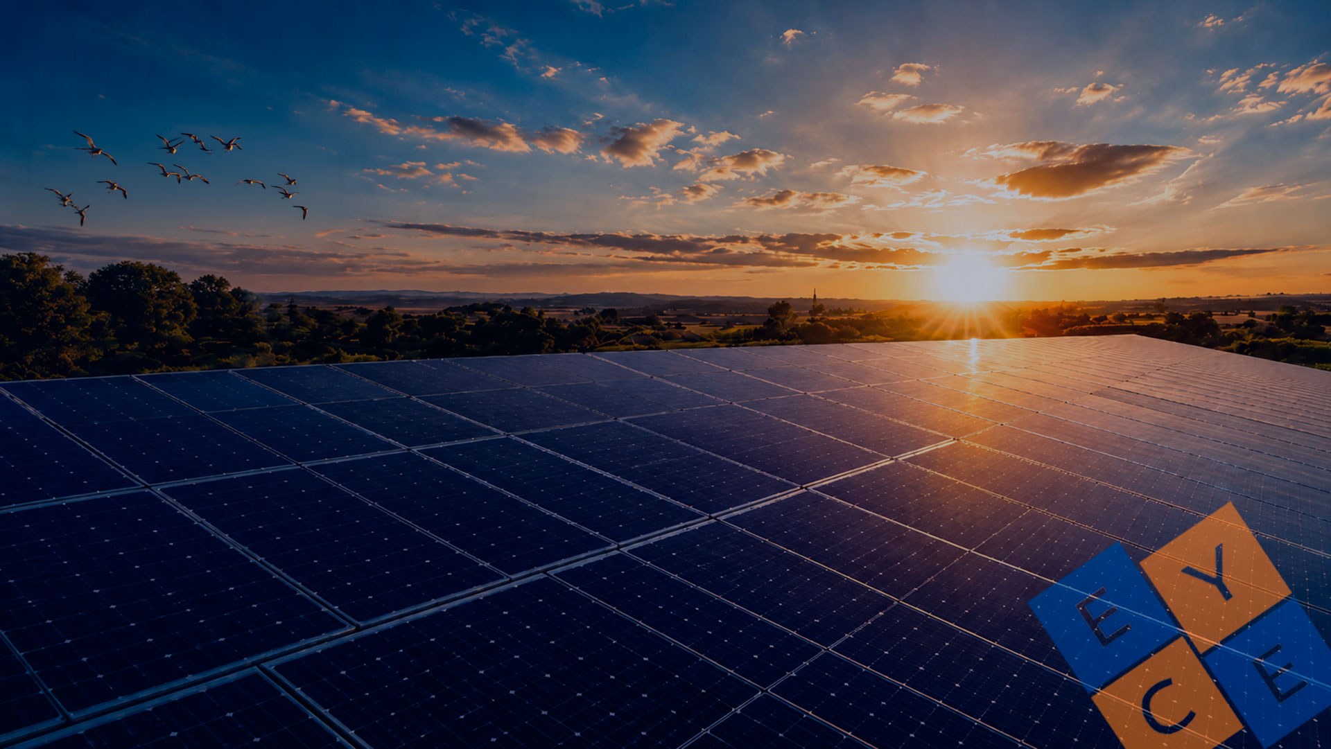Instalación solar fotovoltaica al atardecer en Extremadura