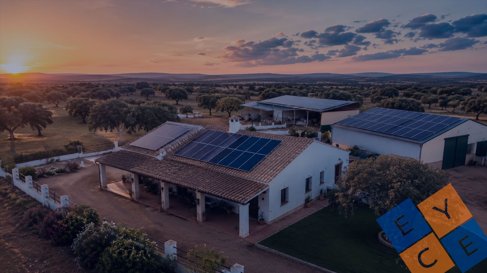 Casa de campo y naves agrícolas con paneles solares en la dehesa extremeña